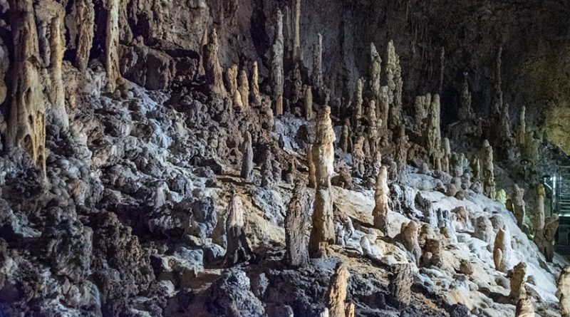 Stalagmites Gyokusendo Cave